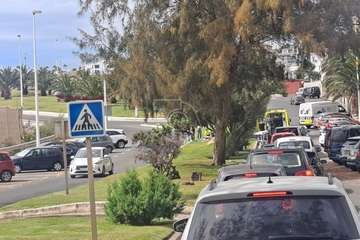 Aparatosa caída de un ciclista en Melenara (Telde)/TA.